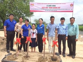 Kiến Tường quan tâm chăm lo thiếu niên, nhi đồng Kiến Tường quan tâm chăm lo thiếu niên, nhi đồng
