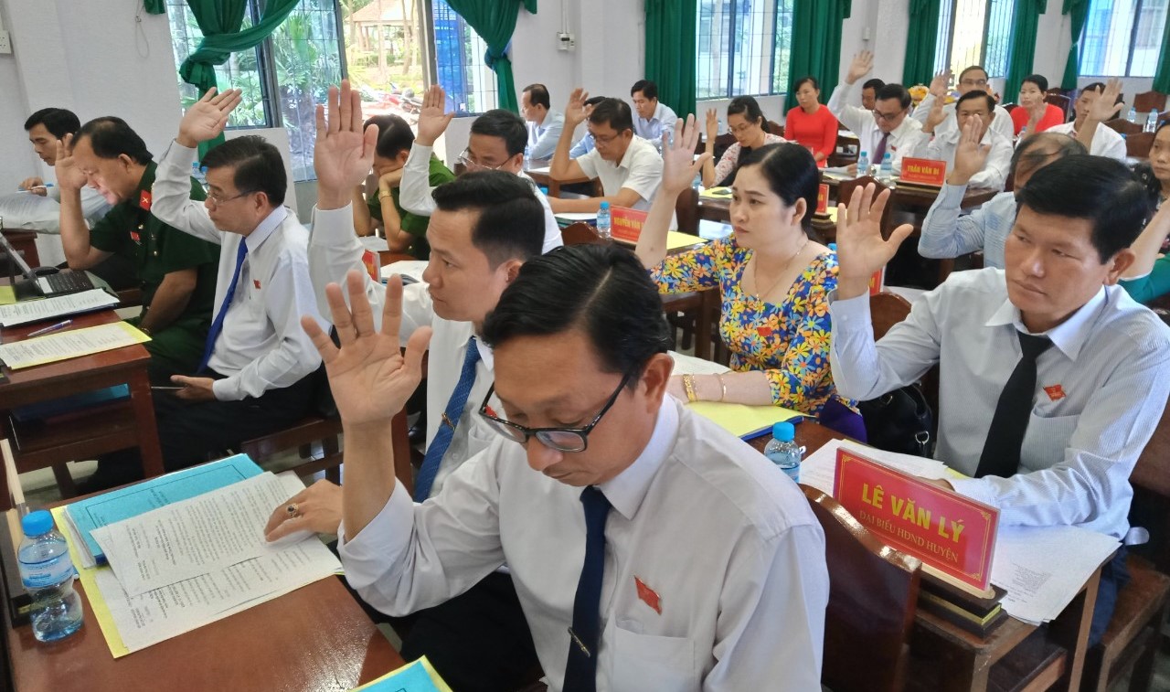 HĐND huyện Thạnh Hóa khóa VII tổ chức Kỳ họp lần thứ tám