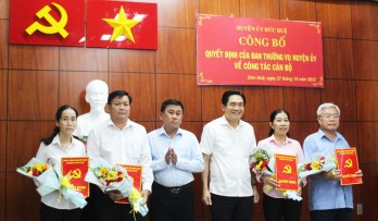 Ban Thường vụ Huyện ủy Đức Huệ công bố các quyết định về công tác cán bộ