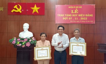 Huyện ủy Đức Huệ trao Huy hiệu Đảng cho 10 đảng viên