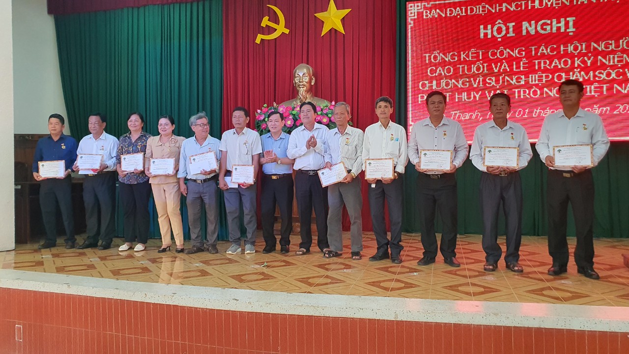 Tân Thạnh trao 33 kỷ niệm chương Vì sự nghiệp chăm sóc và phát huy vai trò người cao tuổi Việt Nam