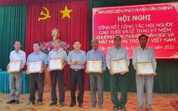 Tân Thạnh trao 33 kỷ niệm chương Vì sự nghiệp chăm sóc và phát huy vai trò người cao tuổi Việt Nam Tân Thạnh trao 33 kỷ niệm chương Vì sự nghiệp chăm sóc và phát huy vai trò người cao tuổi Việt Nam