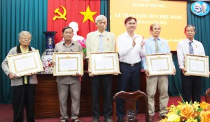 Thủ Thừa trao Huy hiệu Đảng cho đảng viên cao niên