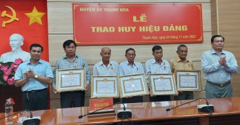 Thạnh Hoá trao Huy hiệu Đảng cho đảng viên cao niên Thạnh Hoá trao Huy hiệu Đảng cho đảng viên cao niên
