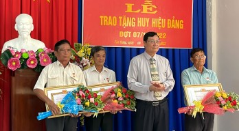 Tân Hưng trao Huy hiệu Đảng đợt 07/11 Tân Hưng trao Huy hiệu Đảng đợt 07/11