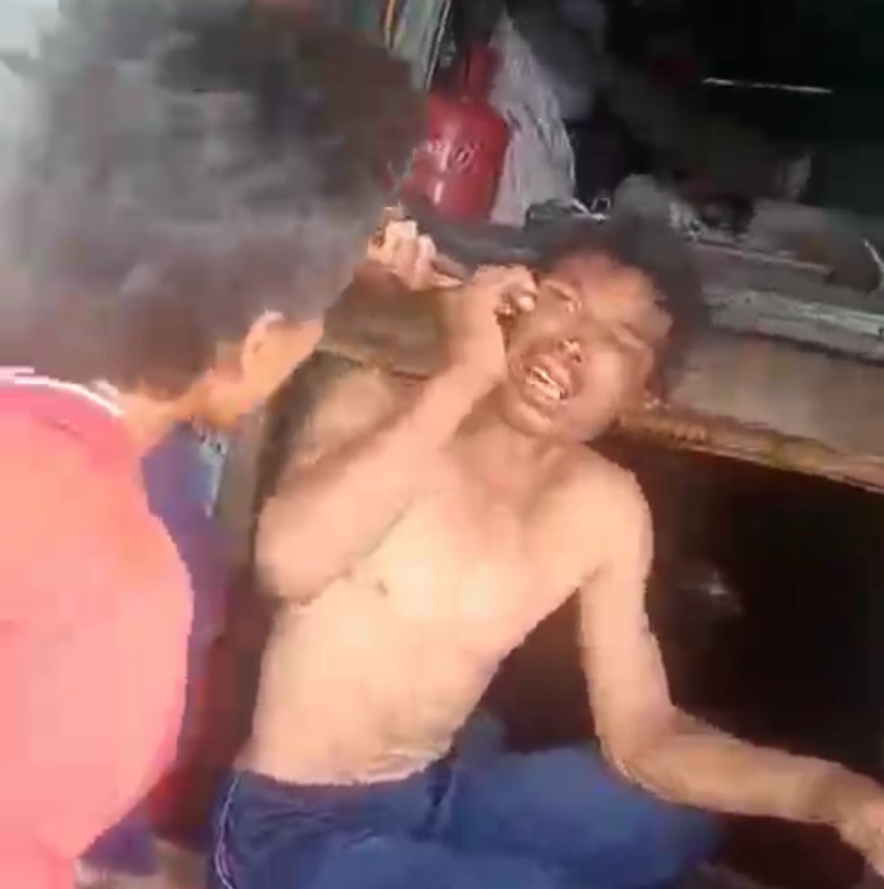 Clip người đàn ông bị hành hạ bằng kìm bấm vào môi, hạ bộ: 2 tỉnh đang xác minh