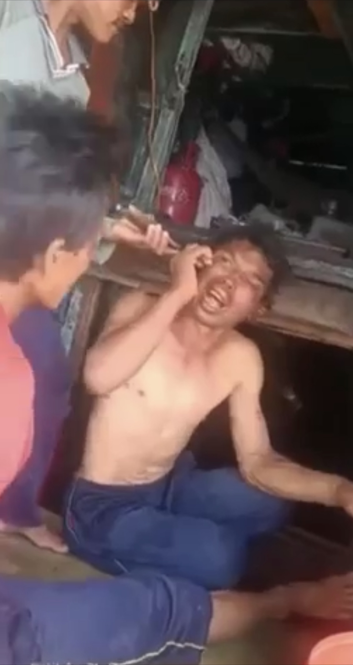 Clip người đàn ông bị hành hạ bằng kìm bấm vào môi, hạ bộ: 2 tỉnh đang xác minh