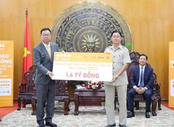 Tiếp sức và trao cơ hội cho học sinh, sinh viên có hoàn cảnh khó khăn Công ty 4 Oranges Co., Ltd trao tặng 400 suất học bổng cho học sinh, sinh viên hiếu học trên địa bàn tỉnh