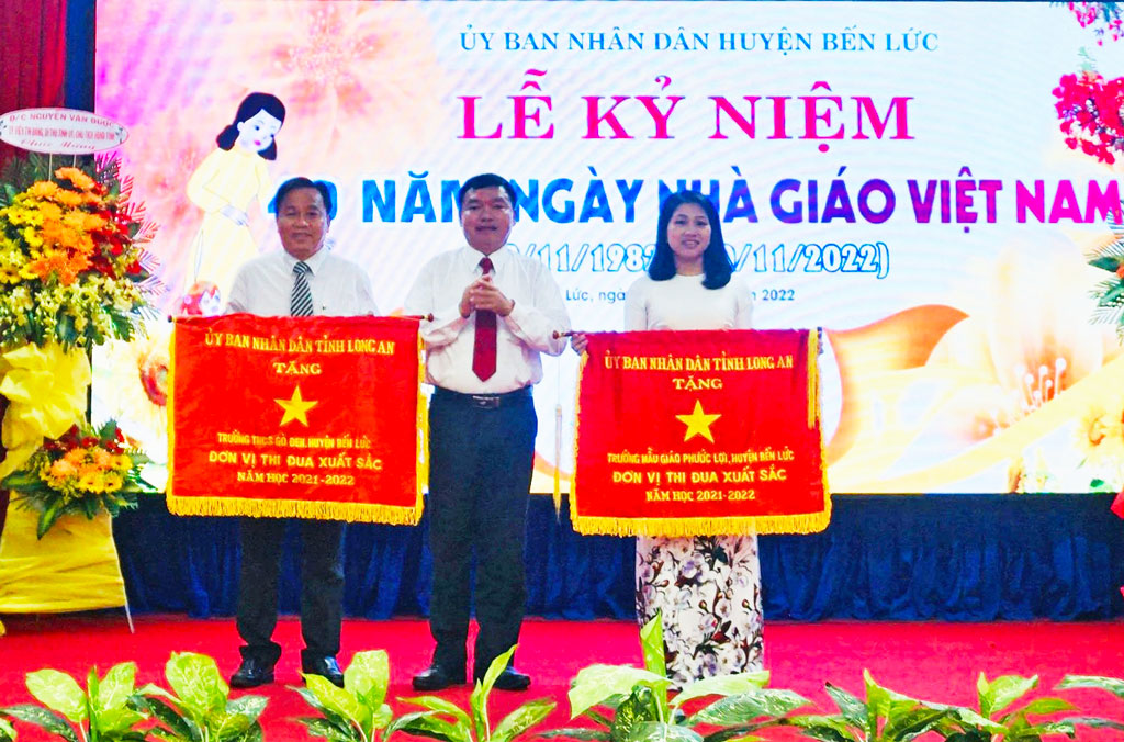 Bí thư Tỉnh ủy dự kỷ niệm 40 năm Ngày Nhà giáo Việt Nam tại huyện Bến Lức