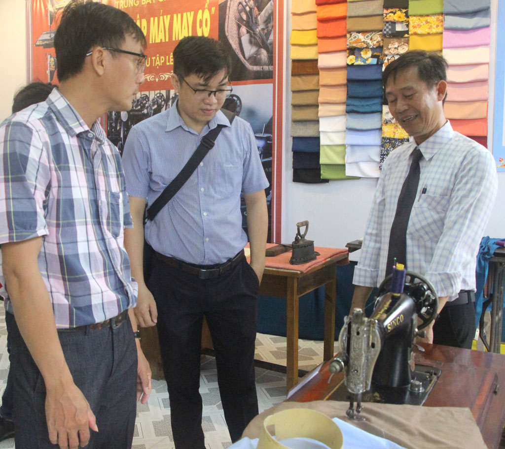 Người hiến tặng 5 máy may cổ cho Bảo tàng - Thư viện tỉnh
