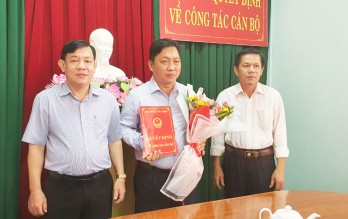 Tân Thạnh công bố quyết định về công tác cán bộ Tân Thạnh công bố quyết định về công tác cán bộ