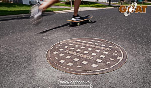Tại sao nắp cống lại nằm giữa đường?