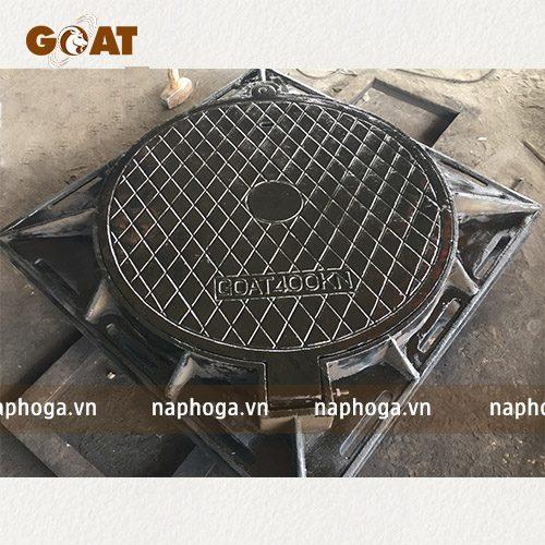 Tại sao nắp cống lại nằm giữa đường?