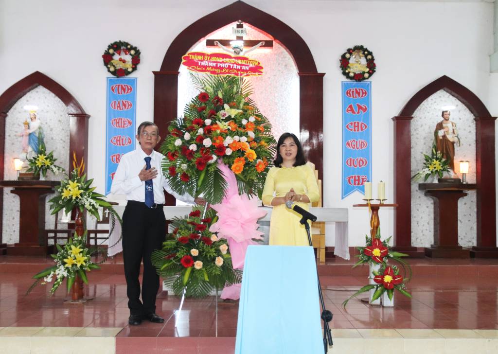 Chủ tịch UBMTTQ Việt Nam tỉnh – Trương Văn Nọ thăm, chúc mừng Giáng sinh tại Giáo xứ Bình Quân