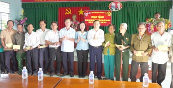 Đoàn đại biểu Quốc hội tỉnh Long An tặng quà tết cho đối tượng chính sách tại huyện Tân Hưng Đoàn đại biểu Quốc hội tỉnh Long An tặng quà tết cho đối tượng chính sách tại huyện Tân Hưng