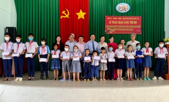 Phó Chủ tịch UBND tỉnh - Phạm Tấn Hòa thăm, chúc thọ người cao tuổi và tặng quà trẻ em có hoàn cảnh khó khăn huyện Châu Thành