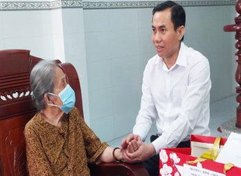 Bí thư Thành ủy Tân An thăm, chúc tết Mẹ Việt Nam Anh hùng và công nhân lao động