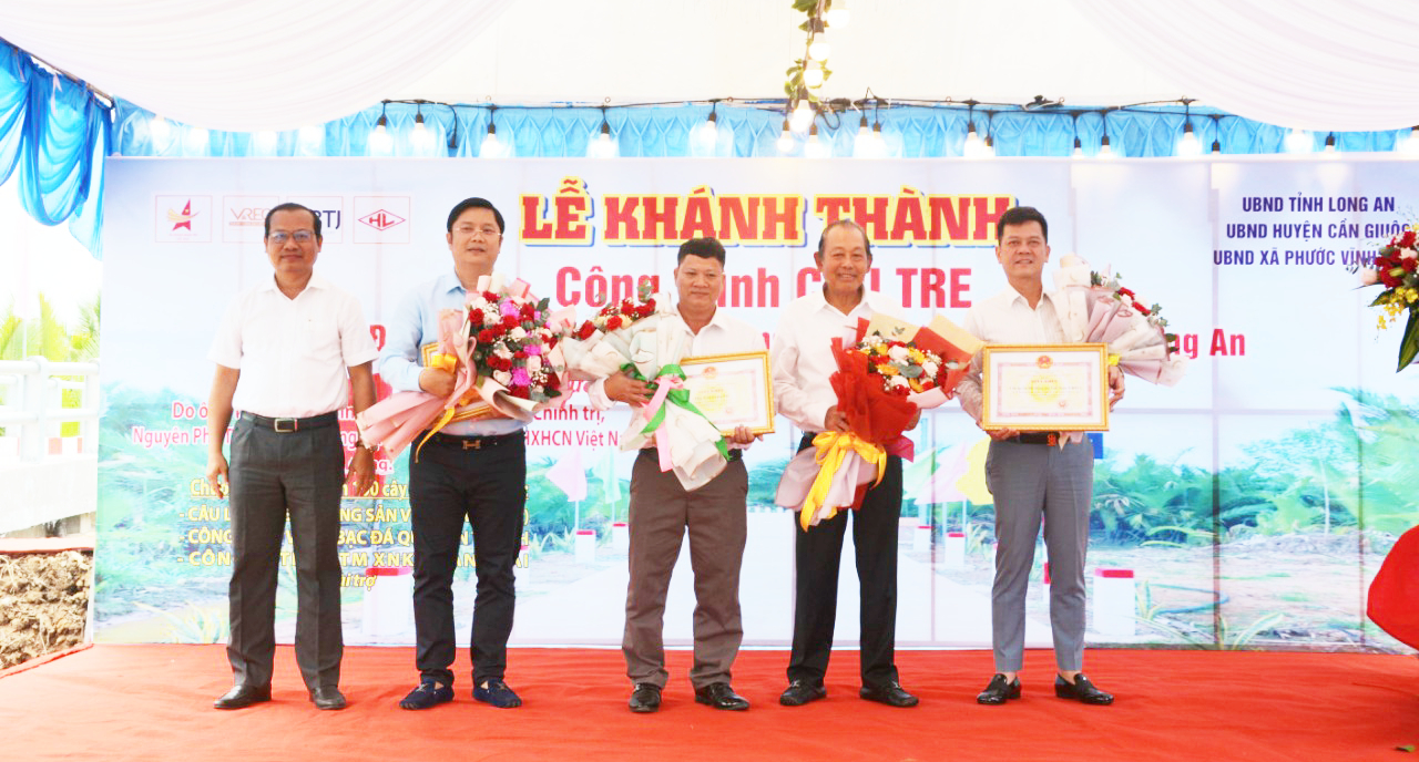 Nguyên Phó Thủ tướng Thường trực Chính phủ - Trương Hòa Bình dự khánh thành cầu nông thôn huyện Cần Giuộc