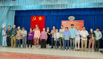 Chủ tịch UBND tỉnh - Nguyễn Văn Út tặng quà tết tại Đức Huệ