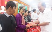 Nguyên Phó Thủ tướng Thường trực Chính phủ - Trương Hòa Bình tặng quà tết tại Đức Huệ