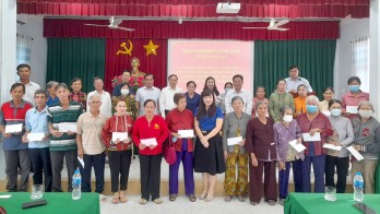 Đoàn đại biểu Quốc hội đơn vị tỉnh Long An tặng quà tết tại Tân Thạnh