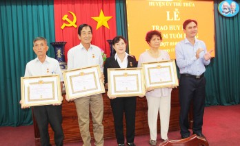 Thủ Thừa trao Huy hiệu Đảng đợt 03/02 Thủ Thừa trao Huy hiệu Đảng đợt 03/02