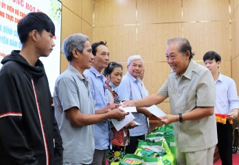 Nguyên Phó Thủ tướng Thường trực Chính phủ - Trương Hòa Bình tặng quà tết tại Cần Đước