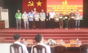 Phó Chủ tịch UBND tỉnh - Nguyễn Minh Lâm tặng quà tết cho gia đình chính sách tại Kiến Tường