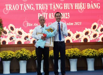 TP.Tân An trao Huy hiệu Đảng đợt 03/02