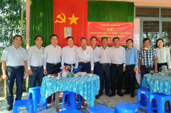 Ủy viên Ban Thường vụ Tỉnh ủy, Phó Chủ tịch Thường trực HĐND tỉnh - Mai Văn Nhiều trao Huy hiệu 65 năm tuổi Đảng cho đồng chí Lê Khen Ủy viên Ban Thường vụ Tỉnh ủy, Phó Chủ tịch Thường trực HĐND tỉnh - Mai Văn Nhiều trao Huy hiệu 65 năm tuổi Đảng cho đồng chí Lê Khen