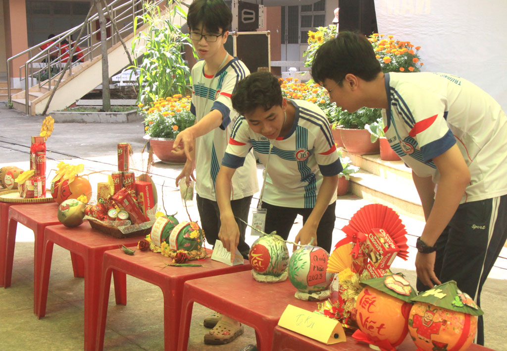 Trường học rộn ràng mừng xuân