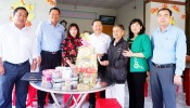 Deputy Minister of Labor, War Invalids and Social Affairs - Le Tan Dung presents 320 Tet gifts in Long An