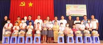 Đoàn Thanh niên huyện Tân Trụ mang tết đến trẻ em nghèo