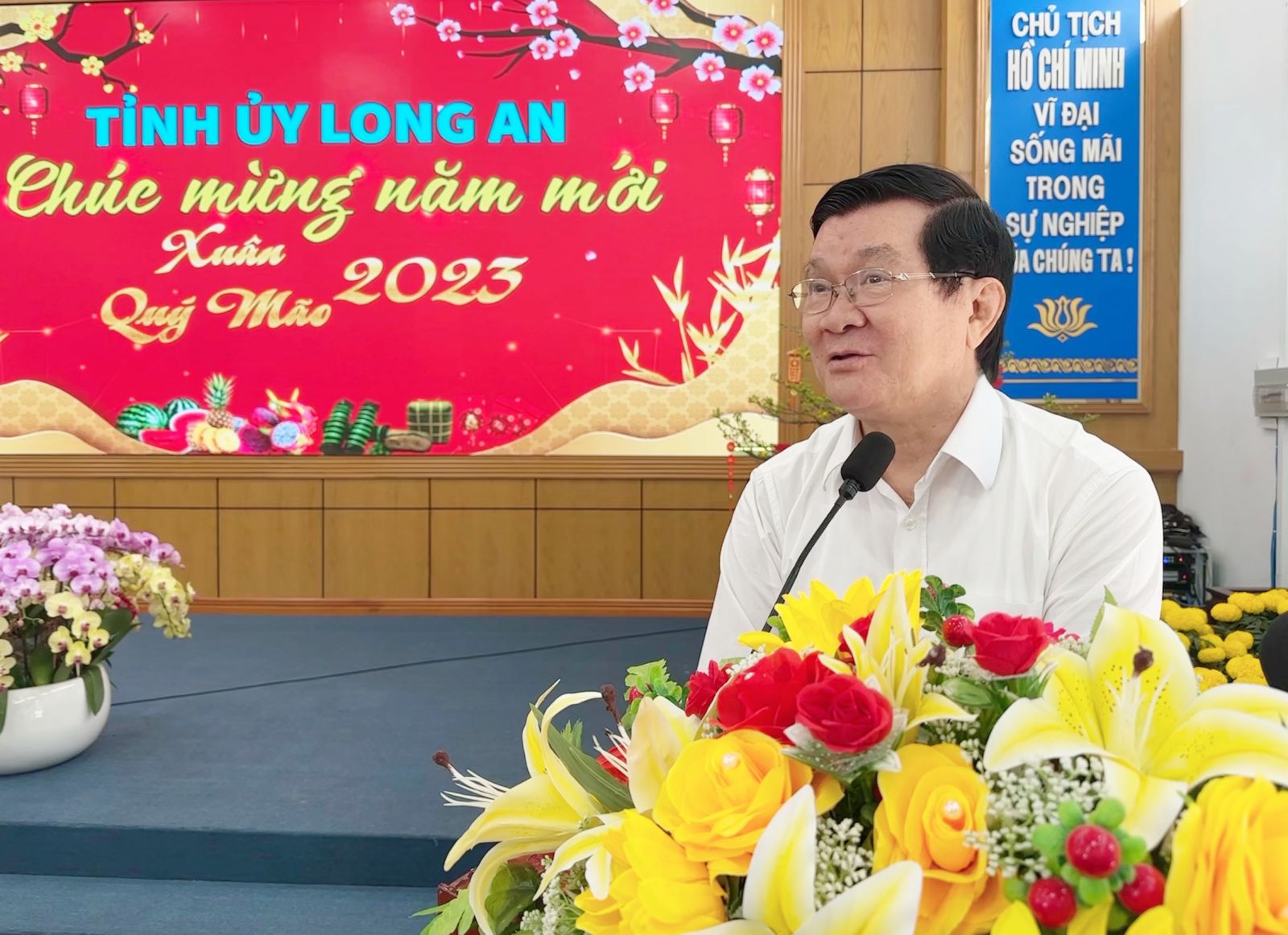 Former State President - Truong Tan Sang gives Party Committee, government and people of Long An New Year greeting