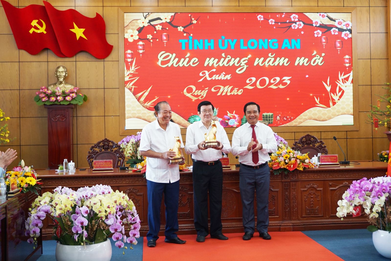 Former State President - Truong Tan Sang gives Party Committee, government and people of Long An New Year greeting