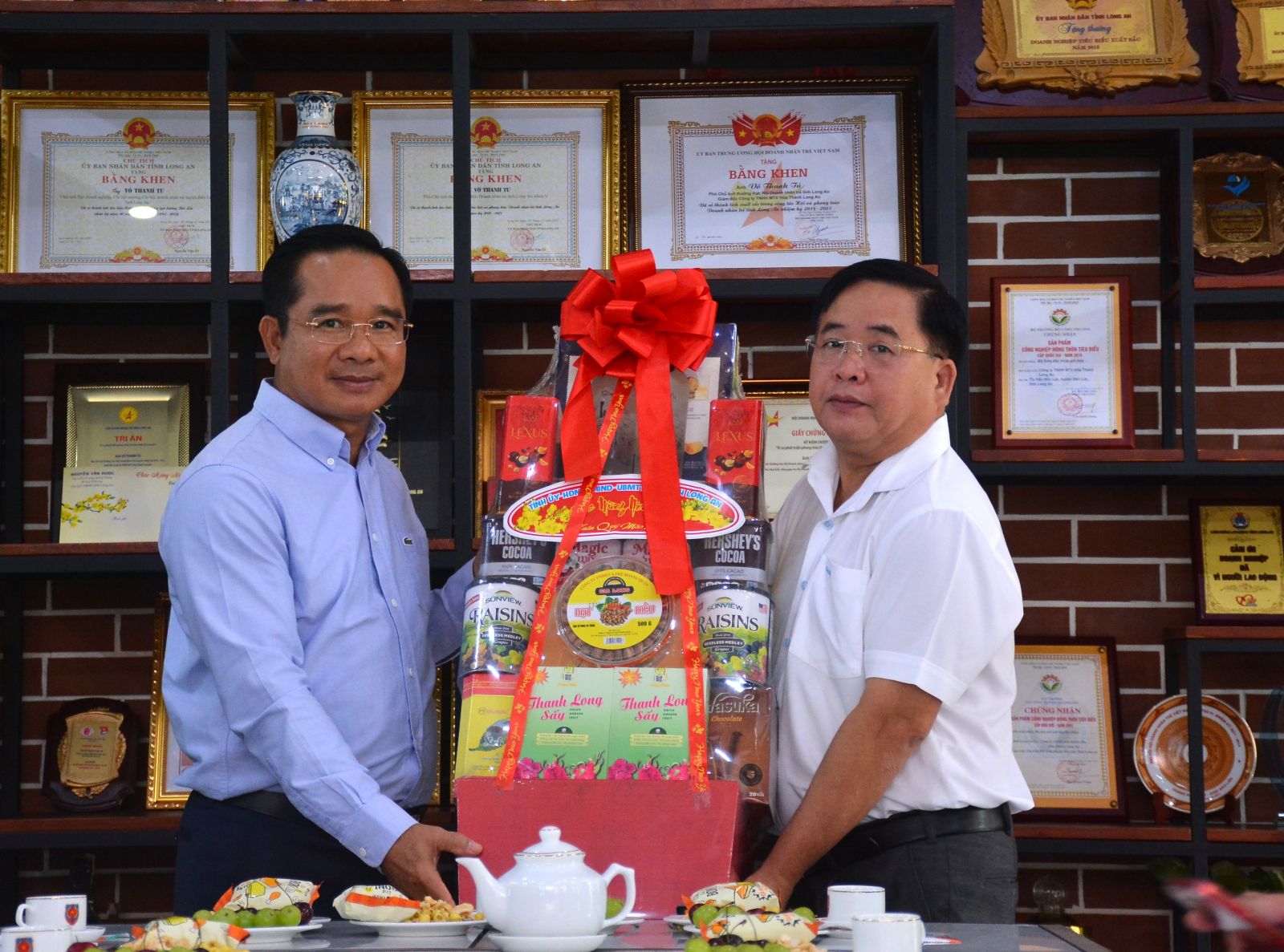 Secretary of Long An Provincial Party Committee - Nguyen Van Duoc visits and gives New Year greeting to businesses in Ben Luc district