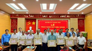 Thạnh Hoá trao Huy hiệu Đảng cho 7 đảng viên cao niên