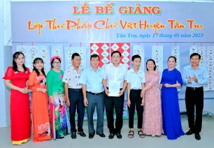 Thư pháp chữ Việt - sân chơi mới của người dân Tân Trụ Thư pháp chữ Việt - sân chơi mới của người dân Tân Trụ