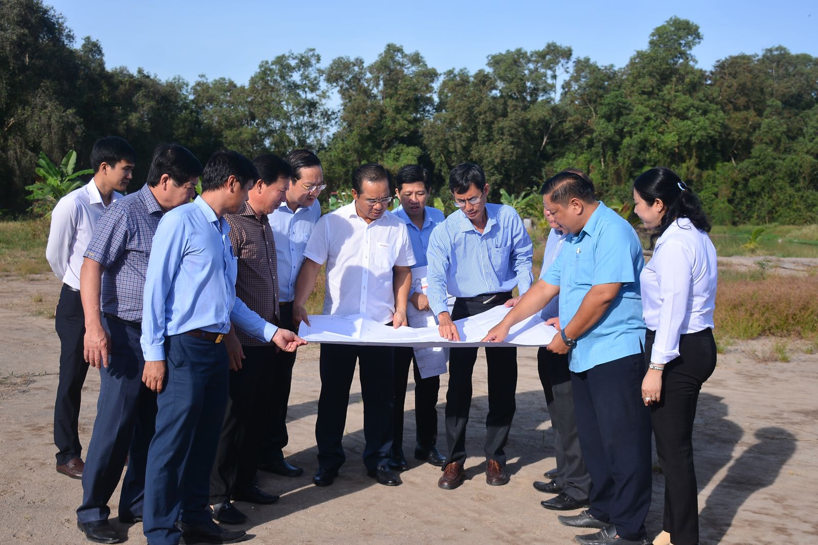 Secretary of Long An Provincial Party Committee - Nguyen Van Duoc surveys key traffic projects