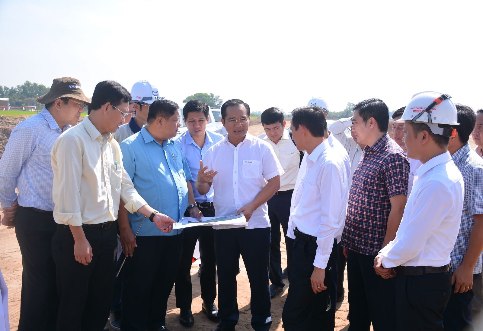 Secretary of Long An Provincial Party Committee - Nguyen Van Duoc surveys key traffic projects