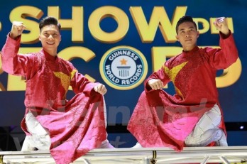 Circus artists Quoc Co, Quoc Nghiep set new world record