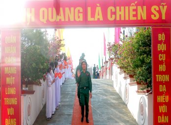 100 thanh niên Tân Trụ hăng hái lên đường nhập ngũ