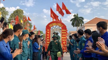 Tân Hưng: 74 thanh niên lên đường nhập ngũ