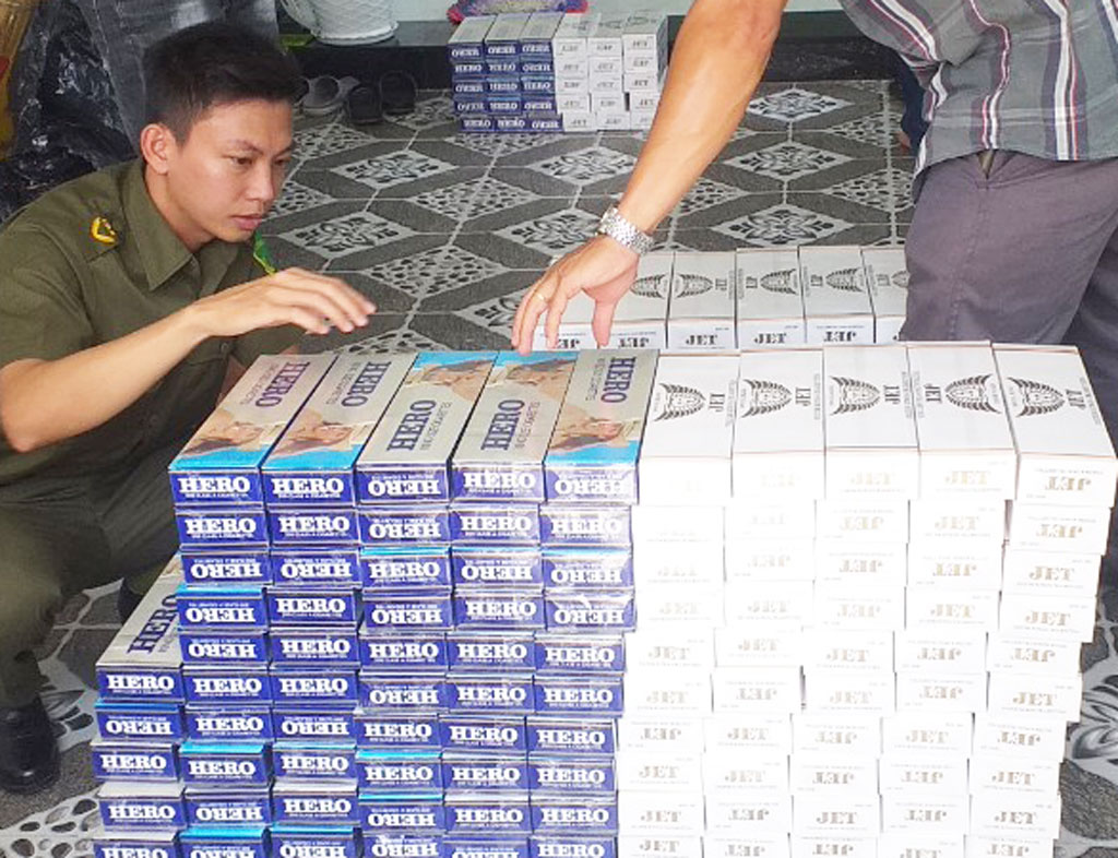 Khởi tố 2 đối tượng buôn bán hàng cấm