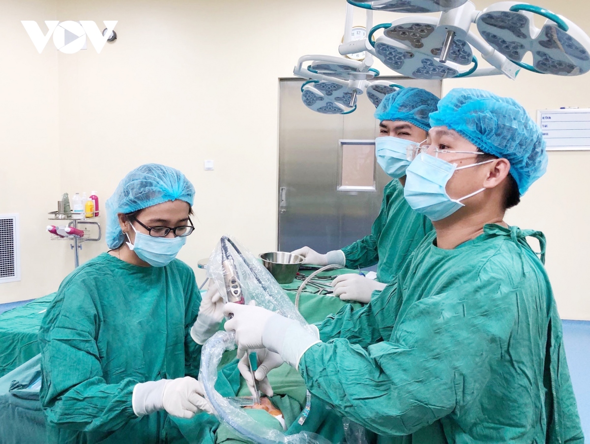 Nội soi thành công lấy dị vật là pin cháy khét nằm trong mũi của một bé gái 6 tuổi