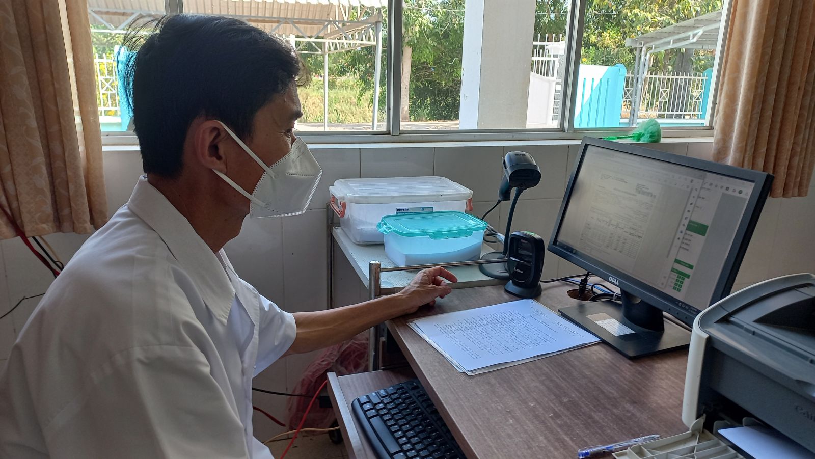 Bác sĩ vùng sâu hết lòng vì bệnh nhân