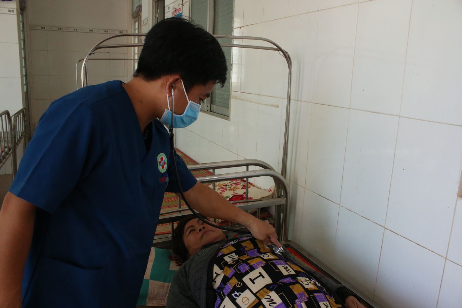 Bác sĩ vùng sâu hết lòng vì bệnh nhân