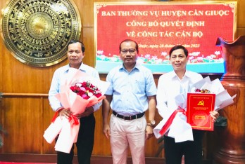 Cần Giuộc công bố quyết định công tác cán bộ