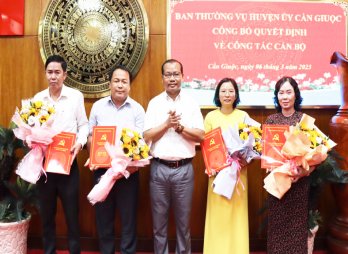 Huyện ủy Cần Giuộc công bố các quyết định về công tác cán bộ
