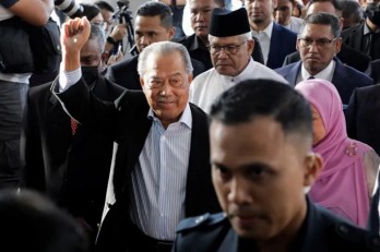 Malaysia’s former PM gets bail, going to court for corruption charge